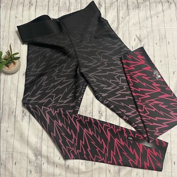 Nwt Ultracor Lightning Bolt Leggings Size Small In Berry - Picture 2 of 13